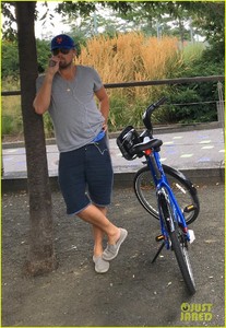 leonardo-dicaprio-pulled-a-funny-prank-on-pal-jonah-hill-03.jpg