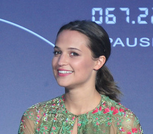 look-alicia-vikander-china-640x560.jpg