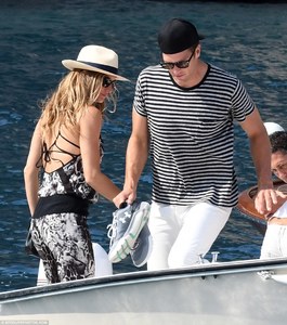 38D8819900000578-3810206-Tom_channeled_nautical_chic_coordinating_with_his_lady_love_in_a-m-128_1474998491400.jpg
