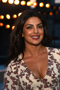 Priyanka+Chopra+Thakoon+Front+Row+September+eryOejgJrp5x.jpg