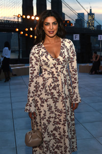 Priyanka+Chopra+Thakoon+Front+Row+September+Ww4blGMaZwjx.jpg