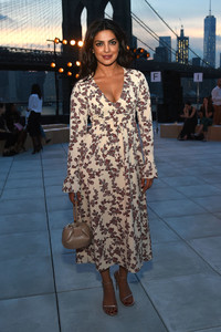 Priyanka+Chopra+Thakoon+Front+Row+September+d-nwYQF-UVIx.jpg
