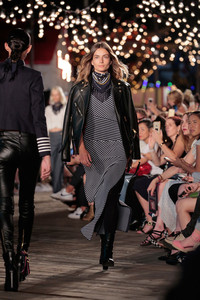 TOMMYNOW+Women+Runway+Show+Fall+2016+Runway+h1EQnym5zGil.jpg
