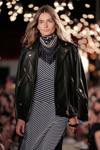TOMMYNOW+Women+Runway+Show+Fall+2016+Runway+ofIqIR_Ez8Ul.jpg