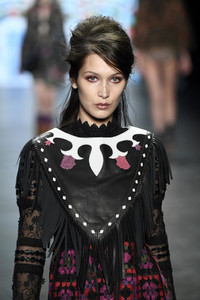 Bella+Hadid+Anna+Sui+Runway+September+2016+b_B8QMUYA5nx.jpg