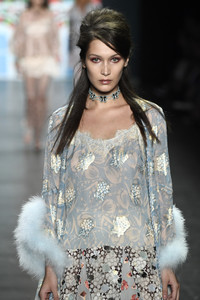 Bella+Hadid+Anna+Sui+Runway+September+2016+SEQtg0nikmix.jpg