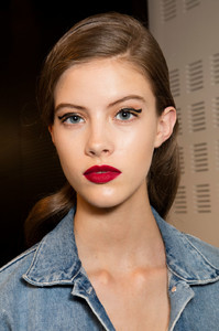 Elie+Saab+Fall+2016+Backstage+GqEWiY2KJKZx.jpg