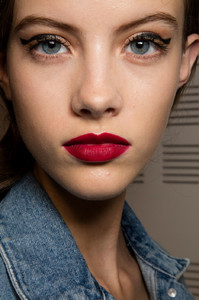 Elie+Saab+Fall+2016+Backstage+KAEOpjX3KGCx.jpg