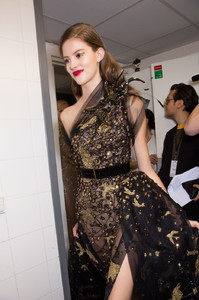 Elie+Saab+Fall+2016+Backstage+PA7ebipGXYJx.jpg
