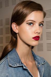 Elie+Saab+Fall+2016+Backstage+qLgbt1KR0OZx.jpg