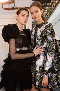 Giambattista+Valli+Fall+2016+Backstage+1iJxrfIAaaQx.jpg