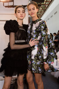 Giambattista+Valli+Fall+2016+Backstage+60_H7qqjESRx.jpg