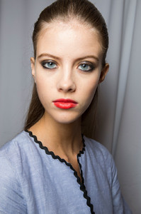 Carolina+Herrera+Spring+2017+Backstage+ZjxFmt9y0i2x.jpg