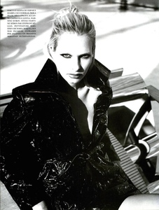 vogue it nov 1995 ph pamela hanson 5.jpg