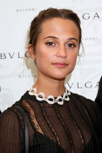 Alicia+Vikander+Bvlgari+Tribute+Spanish+Steps+A8zPUFYiHsnx.jpg