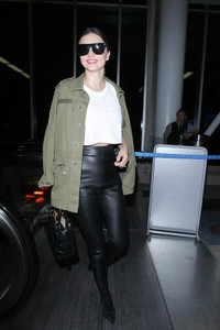 Miranda+Kerr+is+seen+at+LAX+FsghTTarKLtx.jpg