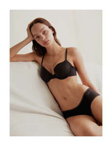 DKNYFA16SP17_INTIMATES_POS_04_RGB300_1541.jpg