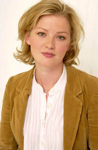 Gretchen_Mol_Pose_03.jpg