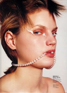 Guinevere-Van-Seenus-by-Donna-Trope-for-Vogue-Nippon-May-2001-2-743x1024.jpg