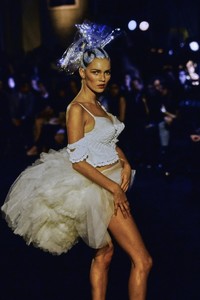 JOHN-GALLIANO-SPRING-1996-RTW-024_e.jpg