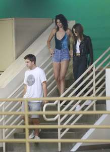 Kendall-Jenner-in-Denim-Shorts--06.jpg