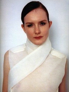 LINDA_BYRNE_HELMUT_LANG_FW_1999.jpg