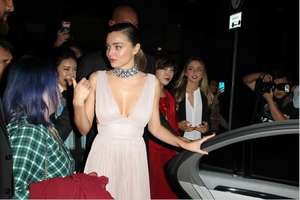 Miranda-Kerr--Koradior-Show-2017-at-Milan-Fashion-Week--04.jpg