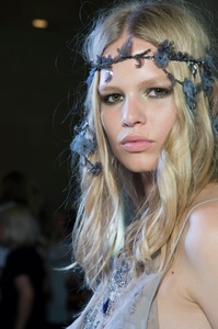Versace-Headband-Anna-Ewers.jpg