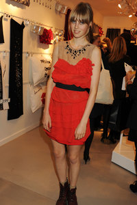 edie-campbell_v_4nov10_PR.jpg