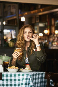 gallery-1473631909-hbz-gigi-hadid-october-2016-07.jpg