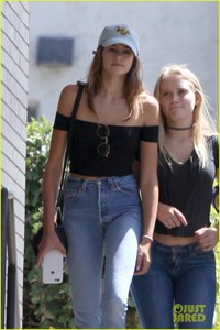 kaia-gerber-hangs-with-friends-sister-cities-quote-04.jpg