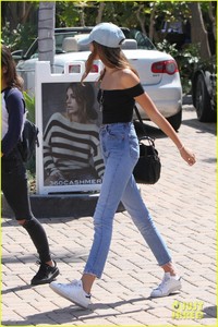 kaia-gerber-hangs-with-friends-sister-cities-quote-05.jpg