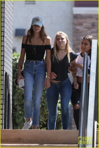 kaia-gerber-hangs-with-friends-sister-cities-quote-08.jpg