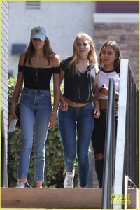 kaia-gerber-hangs-with-friends-sister-cities-quote-10.jpg