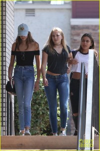 kaia-gerber-hangs-with-friends-sister-cities-quote-14.jpg