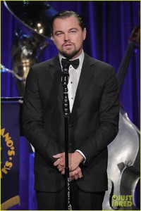 leonardo-dicaprio-helps-honor-martin-scorsese-with-entertainment-icon-award-14.jpg