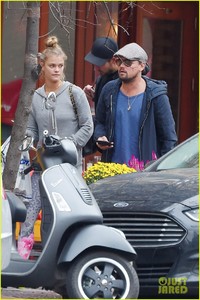 leonardo-dicaprio-nina-agdal-take-a-mid-week-stroll-01.jpg