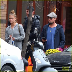 leonardo-dicaprio-nina-agdal-take-a-mid-week-stroll-08.jpg