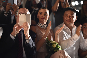 mario-boselli-miranda-kerr-and-jin-ming-attend-the-koradior-show-picture-id610522628.jpg