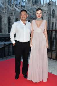 miranda-kerr-and-jin-ming-attend-the-koradior-show-during-milan-week-picture-id610522606.jpg