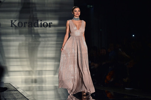 miranda-kerr-attends-the-koradior-show-during-milan-fashion-week-on-picture-id610522574.jpg