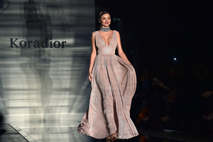 miranda-kerr-attends-the-koradior-show-during-milan-fashion-week-on-picture-id610522598.jpg