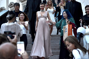 miranda-kerr-leaves-the-koradior-show-during-milan-fashion-week-2017-picture-id610523104.jpg