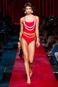 moschino10.jpg