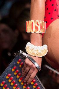 moschino16.jpg