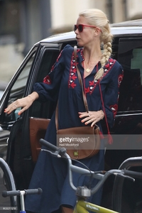 Claudia Schiffer seen in Notting Hill on September 12, 2016 in London.jpg