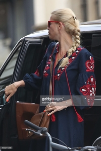 Claudia Schiffer seen in Notting Hill on September 12, 2016 in London, England.jpg