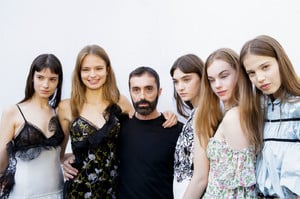 Giambattista+Valli+Spring+2017+Backstage+4Sv6CT-ec1Ux.jpg