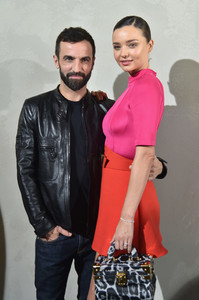 Miranda+Kerr+Louis+Vuitton+Front+Row+Paris+tb1TKi_ry7hx.jpg