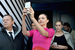 Miranda+Kerr+Louis+Vuitton+Front+Row+Paris+NSIR-kStNIwx.jpg